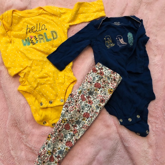 Two onesies and a pair of matching pants - Picture 1 of 2